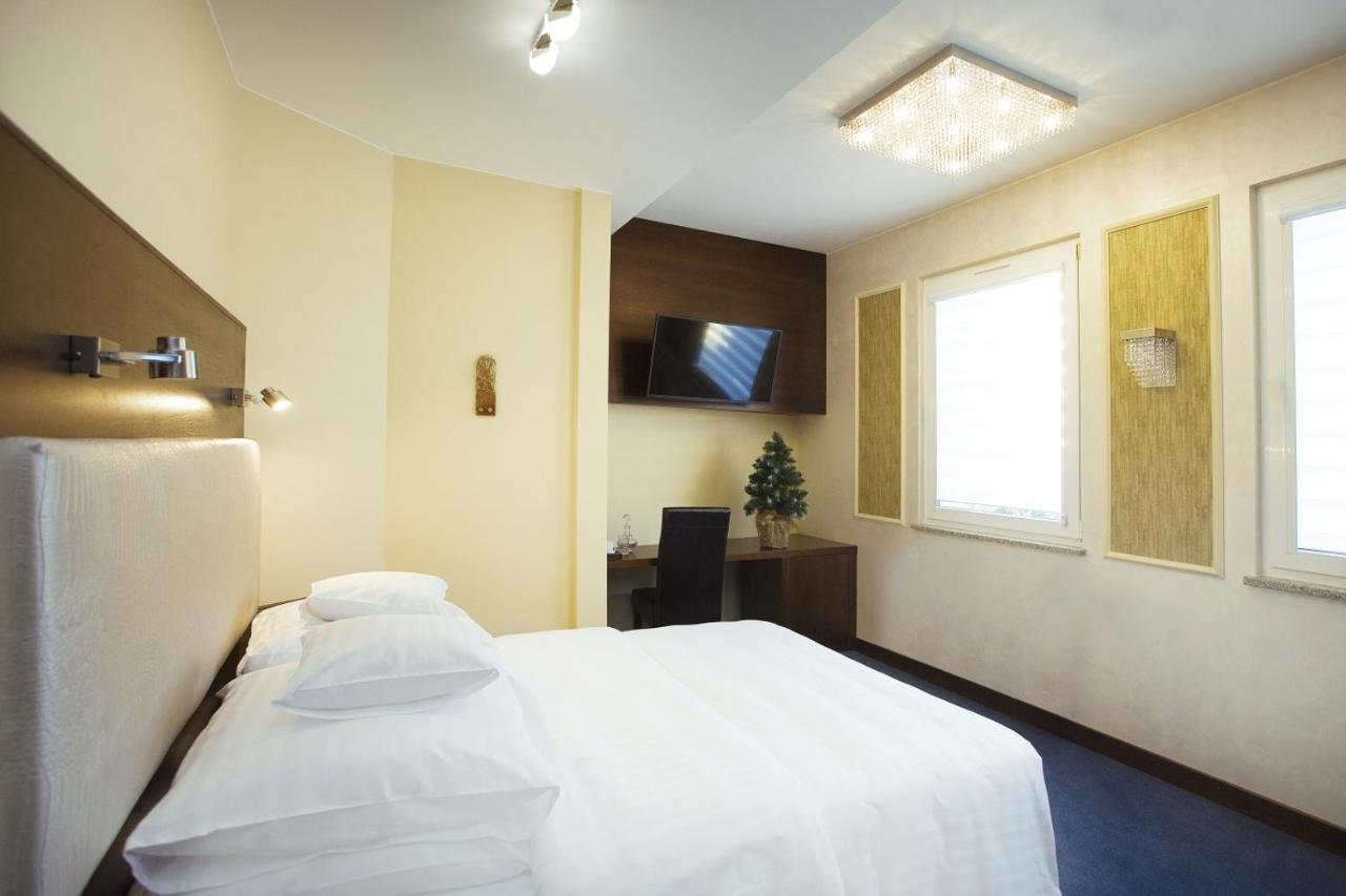 Hotel Inter Bielany Wrocławskie エクステリア 写真