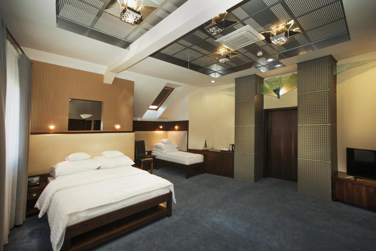 Hotel Inter Bielany Wrocławskie エクステリア 写真