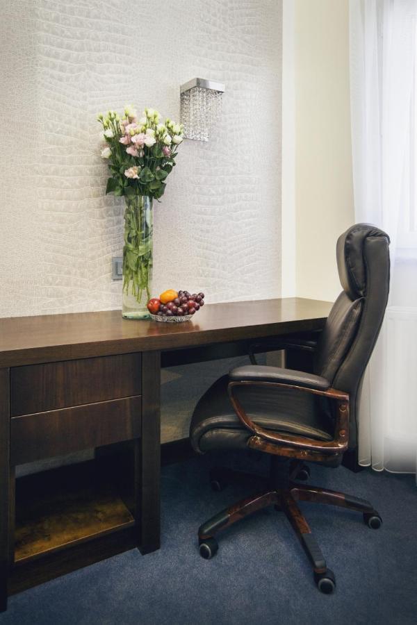 Hotel Inter Bielany Wrocławskie エクステリア 写真