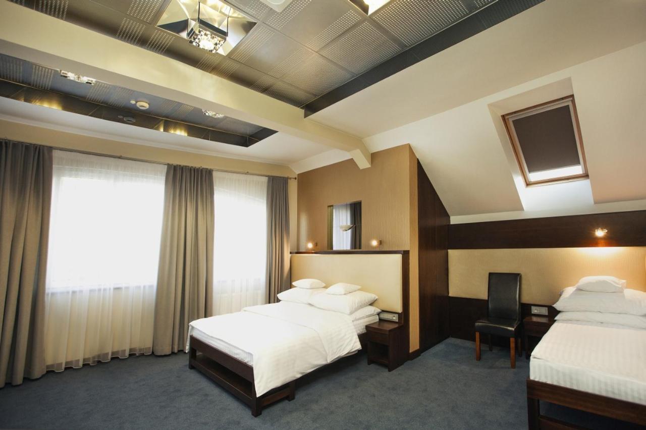 Hotel Inter Bielany Wrocławskie エクステリア 写真
