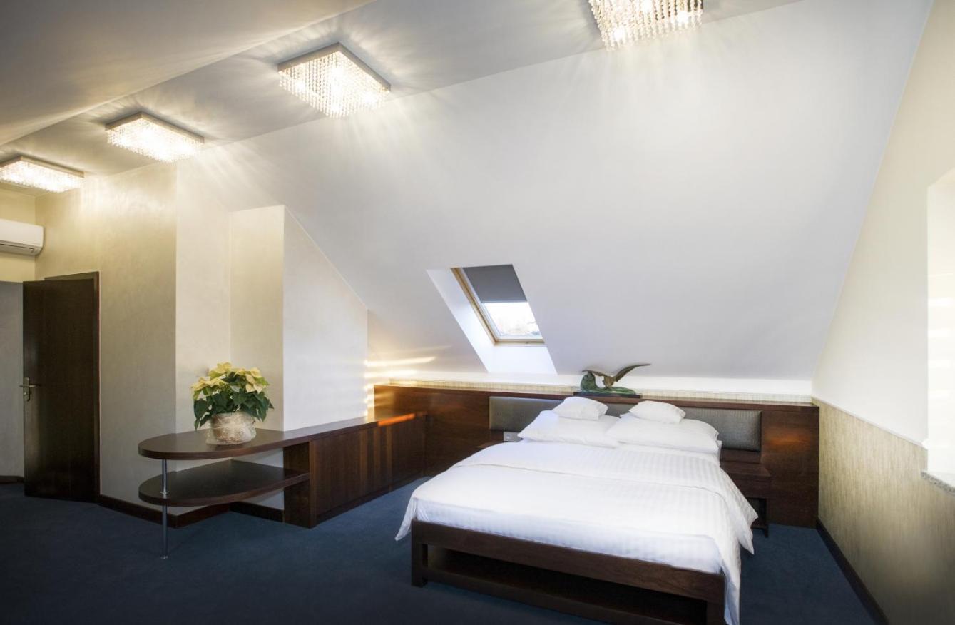 Hotel Inter Bielany Wrocławskie エクステリア 写真