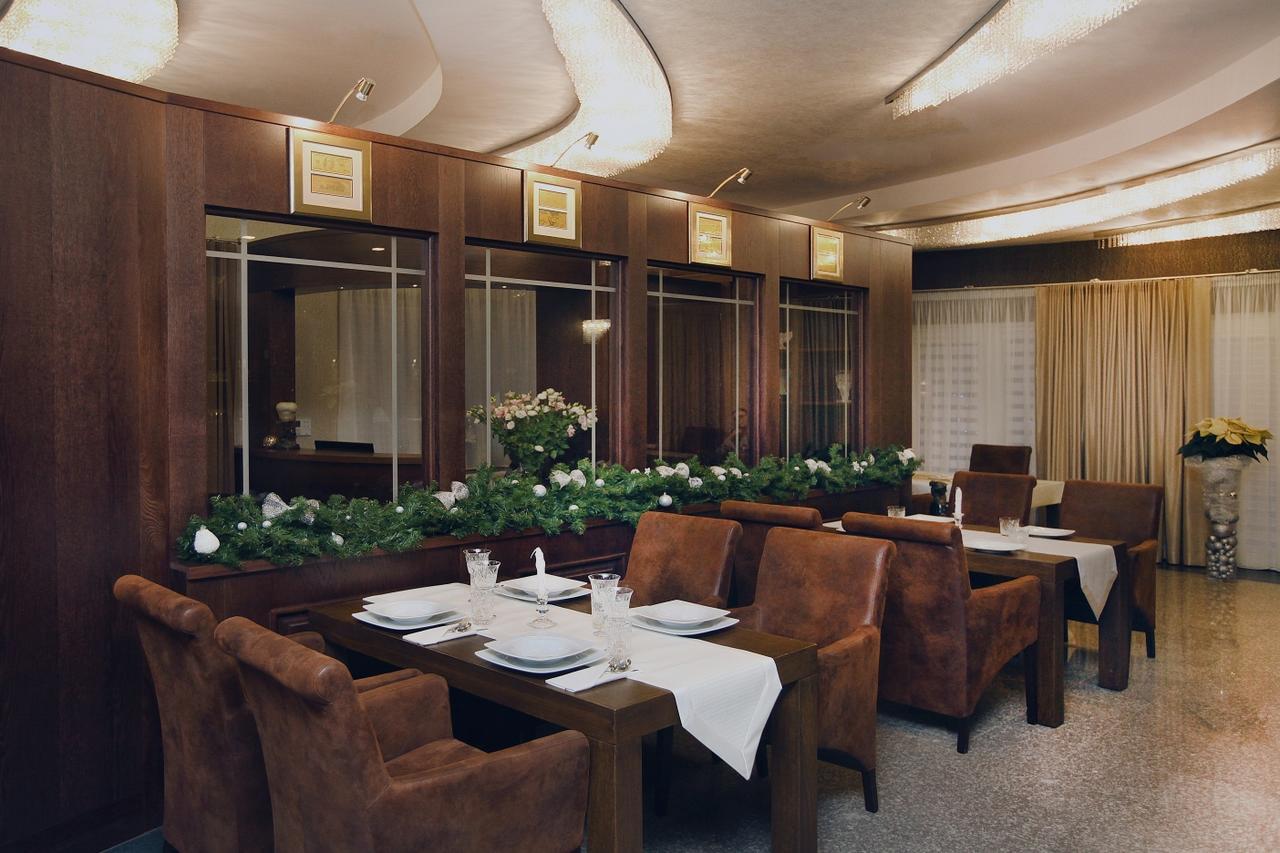 Hotel Inter Bielany Wrocławskie エクステリア 写真