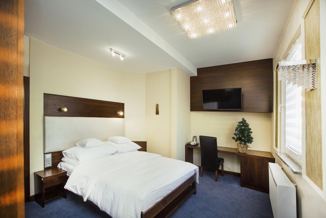 Hotel Inter Bielany Wrocławskie エクステリア 写真