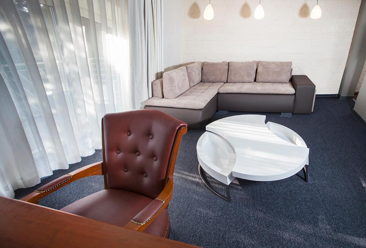 Hotel Inter Bielany Wrocławskie エクステリア 写真